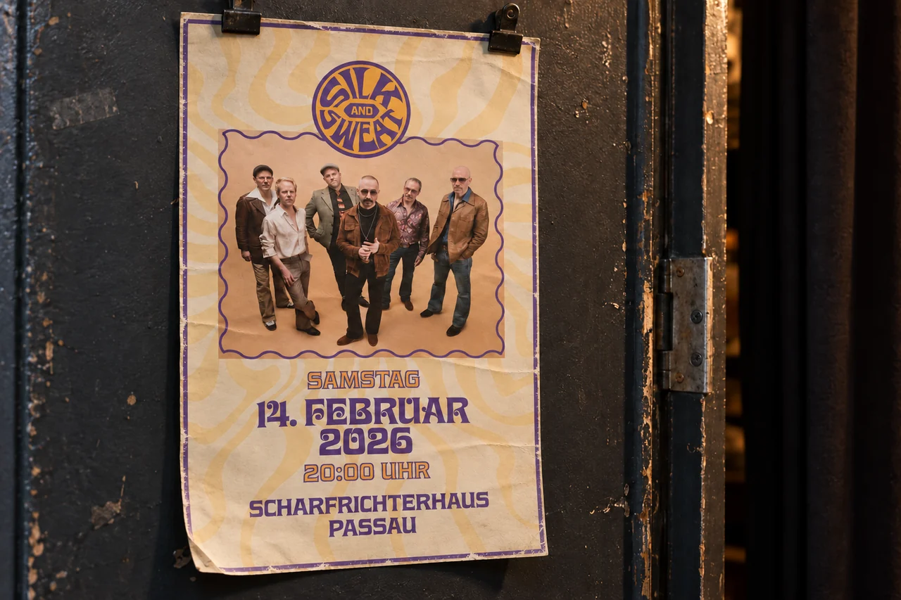 KI-Mockup des Konzertplakats für Silk&Sweat: leicht gebrauchtes Papier mit Bandfoto an einer dunklen Backstage-Tür.